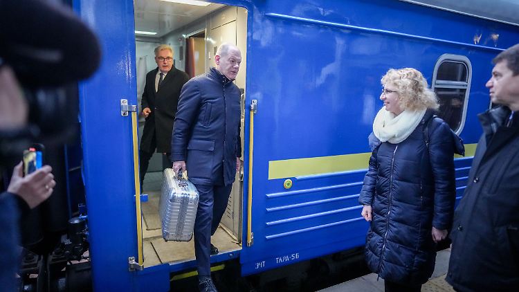 Silberner Metallkoffer statt Ledertasche: Olaf Scholz in Kiew.