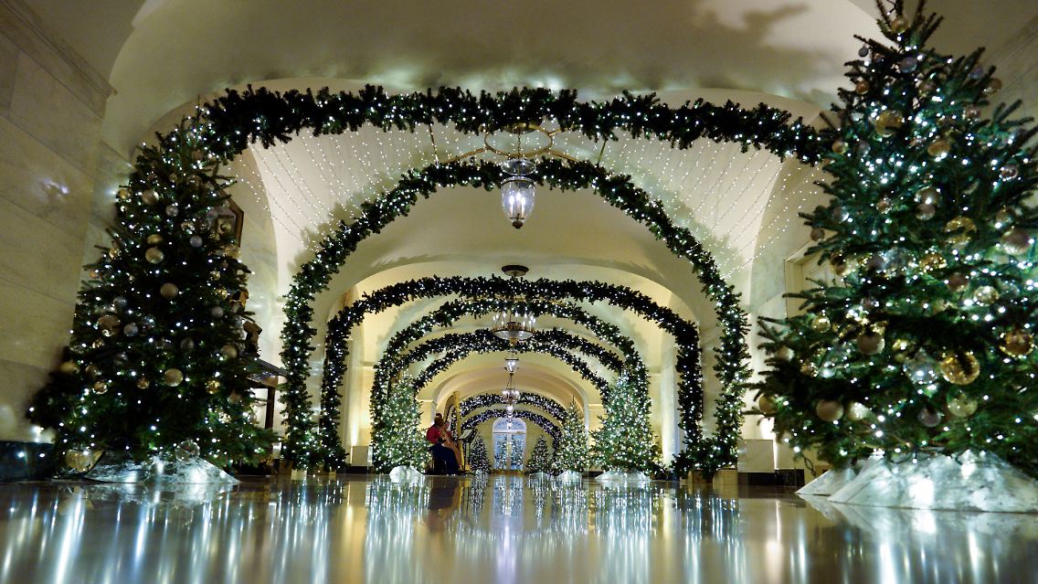 Ein opulent mit Weihnachtsdeko ausgestatteter Gang im Weißen Haus.