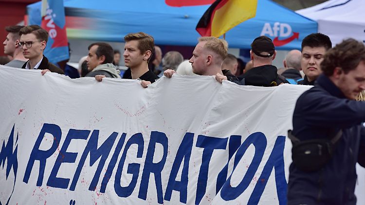 Die "Junge Alternative" fordert "Remigration". Die AfD vermeidet den Kampfbegriff im Wahlkampf lieber.