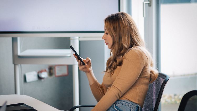 Ständige Smartphone-Nutzung kann im Arbeitsalltag die Konzentration beeinträchtigen.