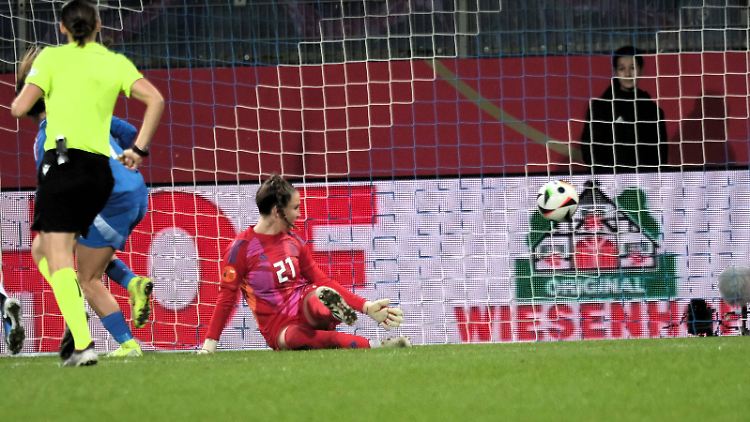 Mahmutovic konnte dem Ball nur noch hinterherschauen.