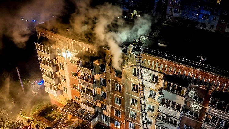 In der westukrainischen Großstadt Ternopil wurde durch russischen Beschuss in der Nacht ein Mensch getötet. 