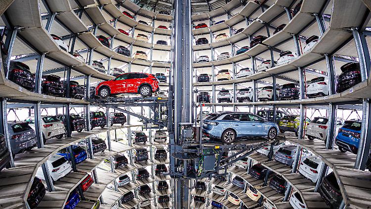 Die Autobranche klagt über zu wenig neue Aufträge.