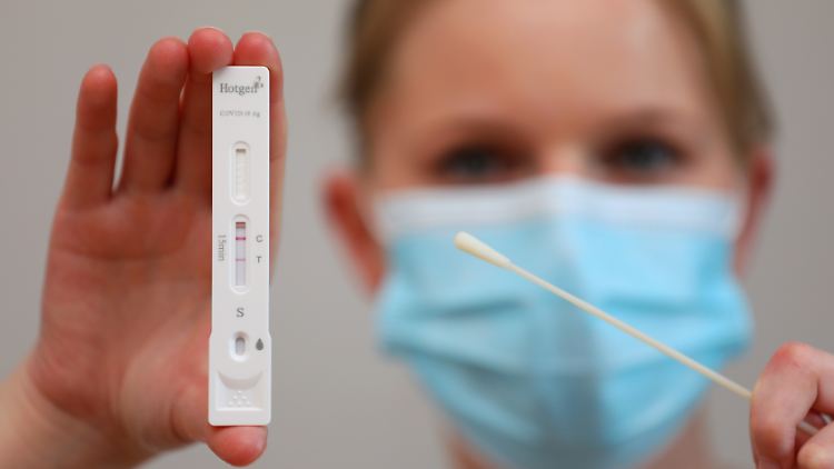 Noch immer erkranken Menschen an Covid und werden positiv auf das SARS-CoV2-Virus getestet. 