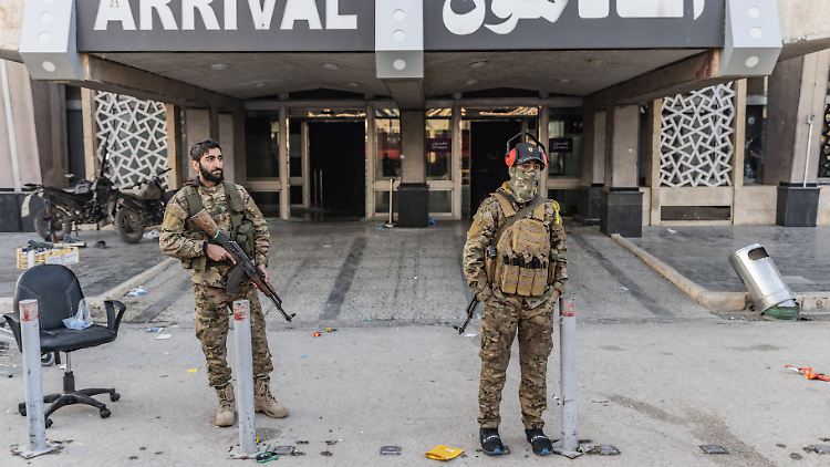 Islamistische Rebellen haben unter anderem den Flughafen bei Aleppo erobert. Nun melden Assads Regierungstruppen Erfolge nahe der Stadt.