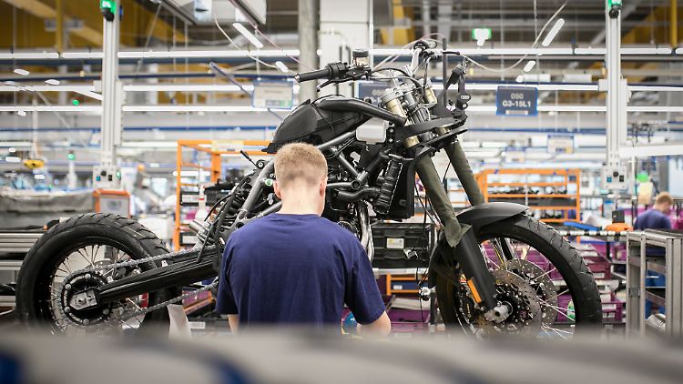 Besonders die Industrie ist in der Krise. Das macht sich am Arbeitsmarkt bemerkbar. 