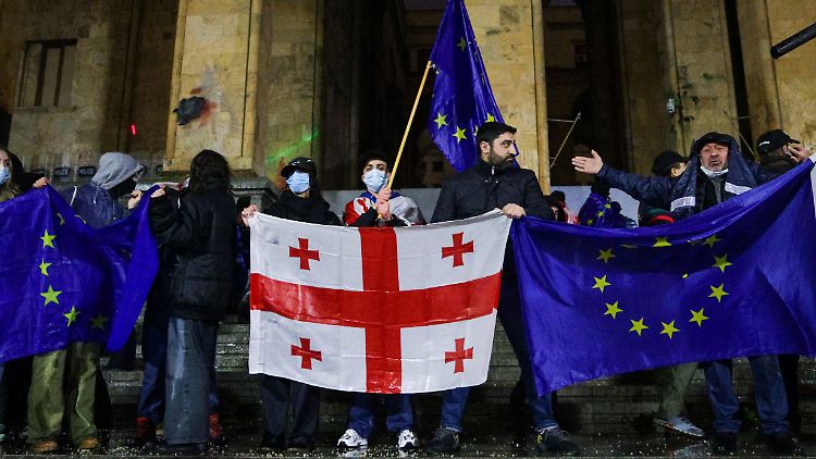 Viele Georgier wollen Richtung EU, die neu gewählte Regierung sieht das anders. Obwohl ihr Wahlsieg umstritten ist, bleibt sie wohl an der Macht.
