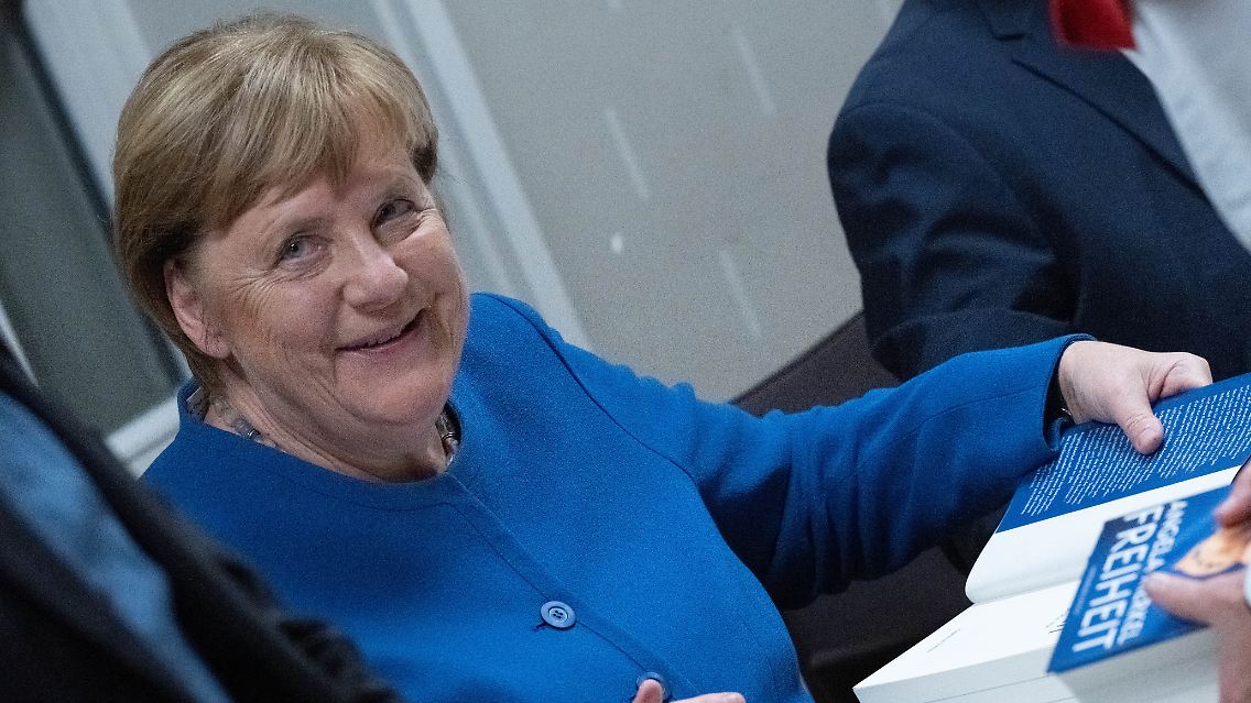 Ex-Kanzlerin Angela Merkel signiert Ende November im Theater in Stralsund ihr Buch.