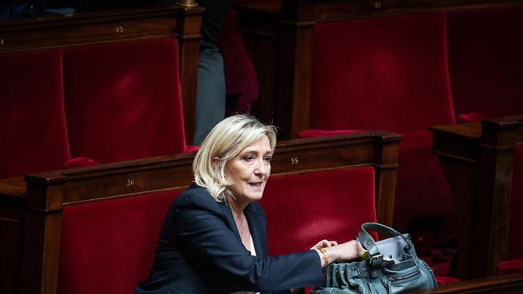 Marine Le Pen obliegt die Entscheidung, ob Macrons Mitte-Rechts-Regierung am Mittwoch gestürzt wird.