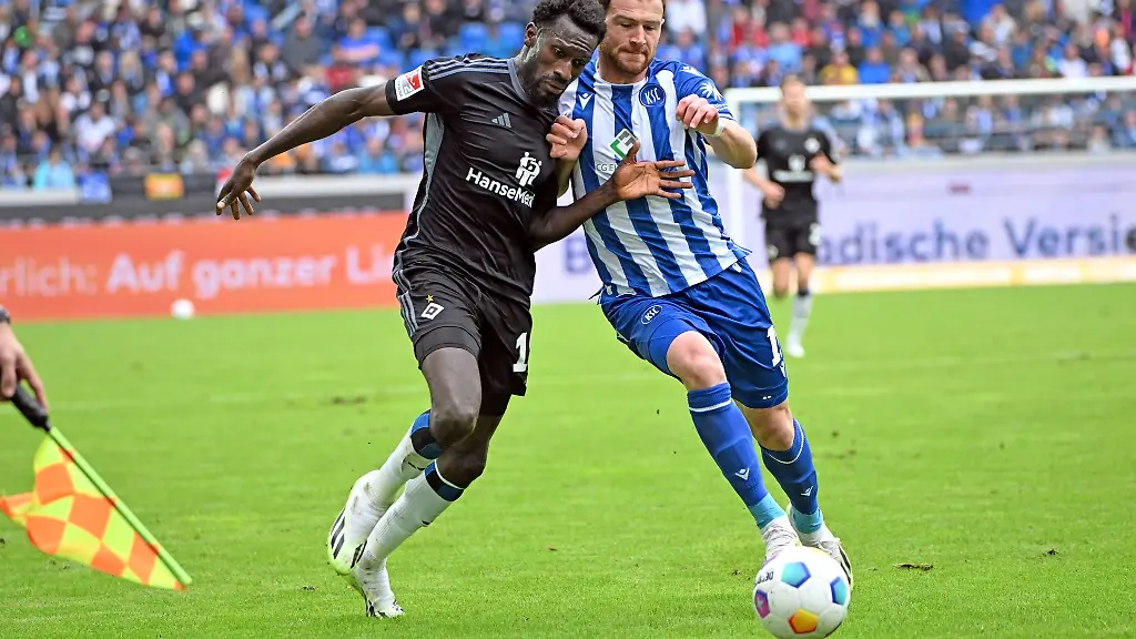 Der-Karlsruher-Budu-Zivzivadze-r-und-der-Hamburger-Bakery-Jatta-kaempfen-um-den-Ball