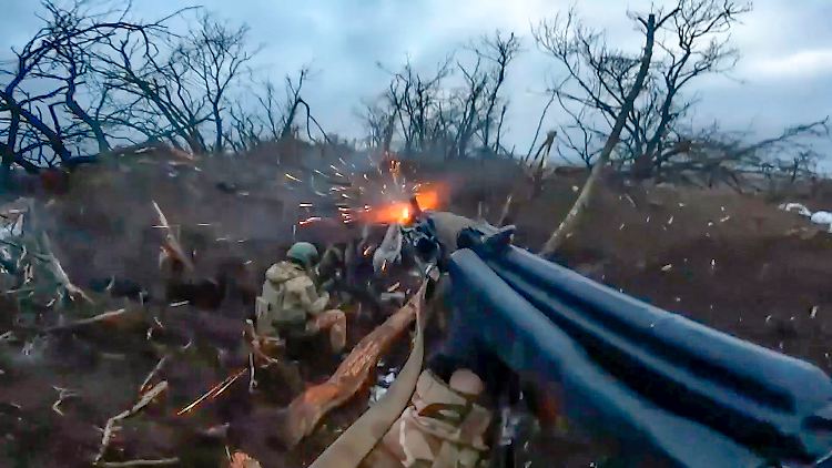Aus dem "Brückenkopf gedrängt": Nördlich von Kupjansk griffen russische Truppen offenbar an unerwarteter Stelle an (Standbild aus einem russischen Propagandavideo). 