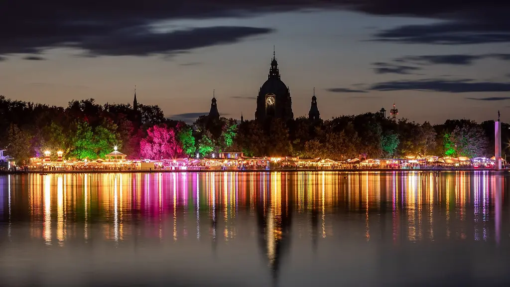 Die-Lichter-der-bunt-illuminierten-Staende-vom-36-Maschseefest