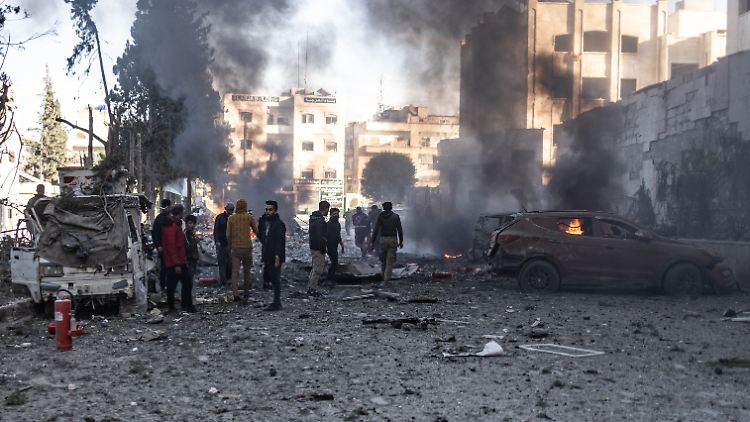 Bei Kämpfen rund um die strategisch wichtige syrische Stadt Hama sind nach Informationen von Aktivisten mindestens 27 Menschen ums Leben gekommen.
