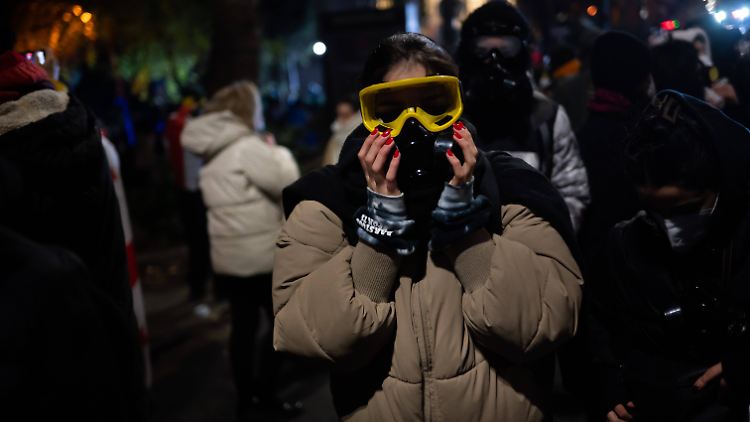 Schutzbrillen und Gasmasken gegen das Tränengas: Inzwischen kommen viele Teilnehmer ausgerüstet zum Protest.