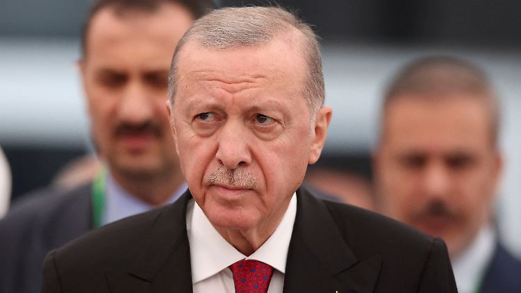 Erdogan dürfte die aktuellen Entwicklungen dazu nutzen, gegen die kurdische YPG vorzugehen. Im Gespräch mit Iraks Ministerpräsident kündigte er entsprechende "Maßnahmen" an. 
