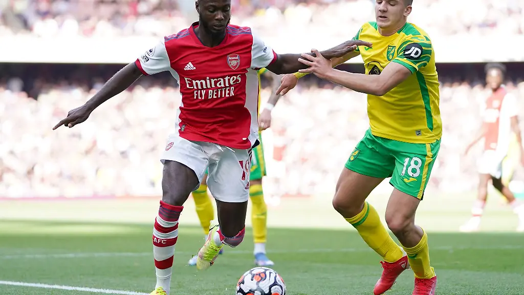 Nicolas-Pepe-l-von-Arsenal-und-Christos-Tzolis-von-Norwich-City-kaempfen-um-den-Ball