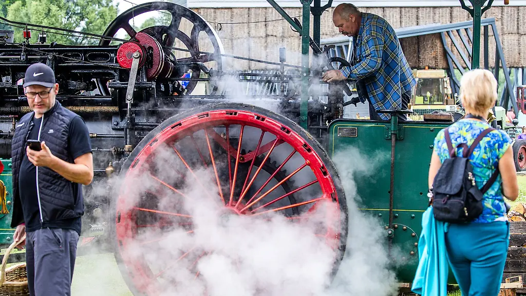 Ein-historischer-Dampftraktor-beim-diesjaehrigen-Dampftreffen-im-Agrarhistorische-Museum-Agroneum