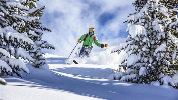 Skifahren macht eine Menge Spaß, birgt aber auch eine erhöhte Verletzungsgefahr. Im Notfall ist es gut zu wissen, wer für die Kosten etwa für den Rücktransport aufkommt.