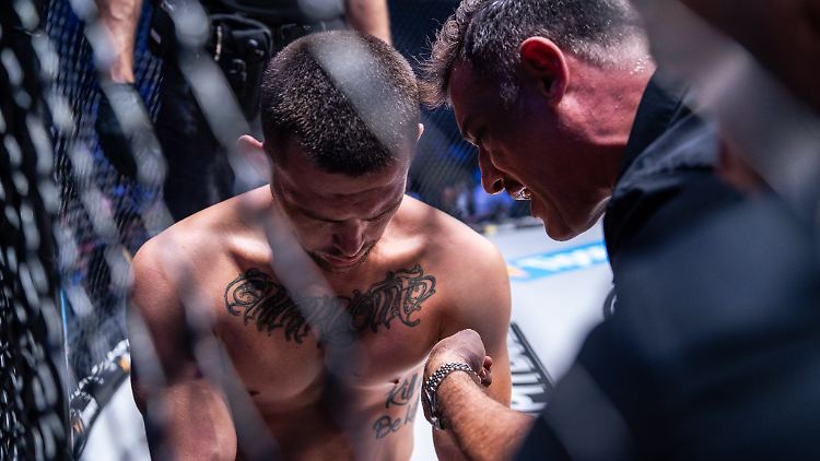 Dr. Panagiotis Karachalios (r.) erkundigt sich bei einem MMA-Kämpfer über dessen Zustand.