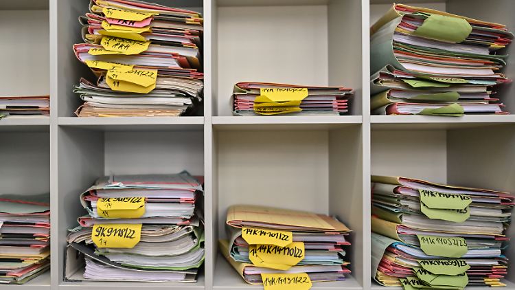 In Akten festgehaltene Vorschriften nehmen viel Platz ein, kosten viel Zeit und Geld. 