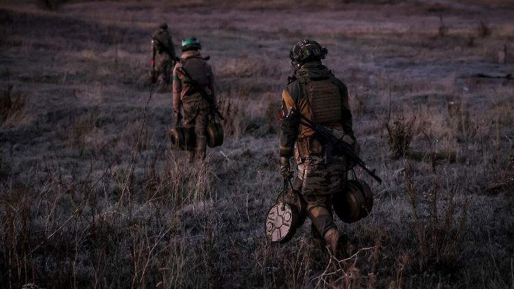 Ukrainische Soldaten installieren Minen und andere Hindernisse in der Nähe von Tschassiw Jar in der Region Donezk.