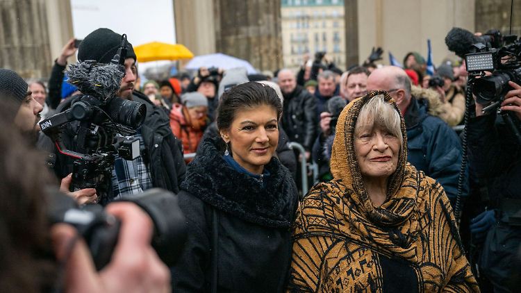 Schon im Februar 2023 meldeten sich Sahra Wagenknecht und Alice Schwarzer gemeinsam mit einem "Manifest für Frieden", jetzt unterstützen sie einen neuen Vorstoß für einen Waffenstillstand in der Ukraine. (Archivbild)