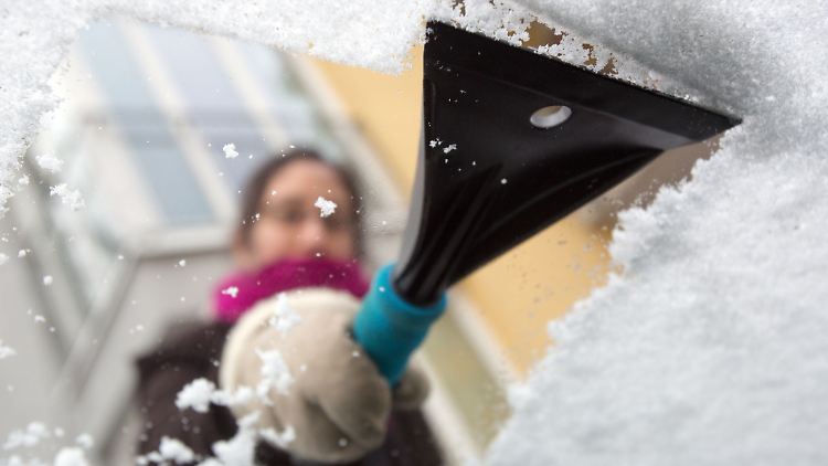 Wer kratzen muss, nimmt am besten einen Eiskratzer aus Kunststoff. Ein selbst gemachtes Essig-Wasser-Gemisch soll diese lästige Aufgabe aber leichter machen.