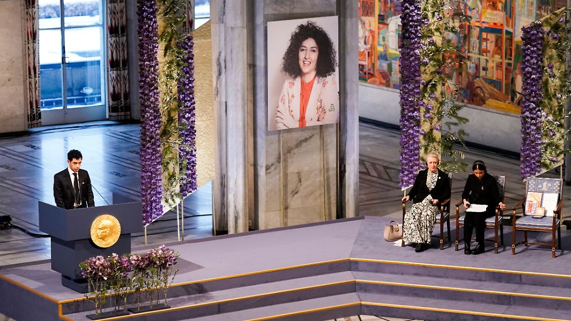Ali Rahmani hält einen Teil der Rede im Namen seiner Mutter, der inhaftierten iranischen Aktivistin Narges Mohammadi, während der Verleihung des Friedensnobelpreises im Dezember 2023 im Osloer Rathaus in Norwegen.