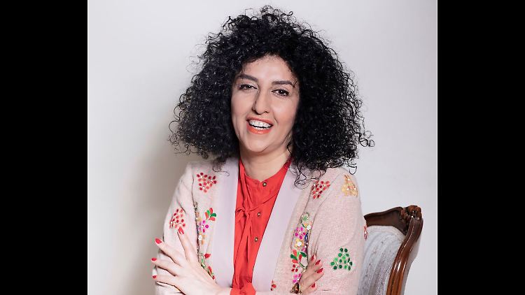 Mohammadi wurde 2023 der Friedensnobelpreis verliehen. Zu diesem Zeitpunkt saß sie in Teheran im Gefängnis. 