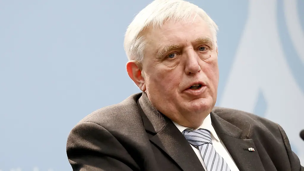 Nordrhein-westfaelischer-Gesundheitsminister-Karl-Josef-Laumann-CDU-in-einer-Pressekonferenz