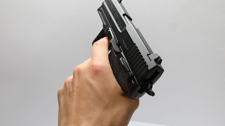 Softair-Waffen können Menschen erheblich verletzen - etwa bei Trefferns ins Auge.