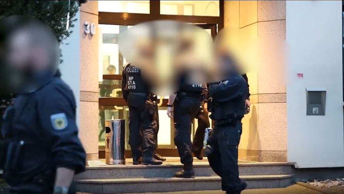 RazzienSchleuser.JPG