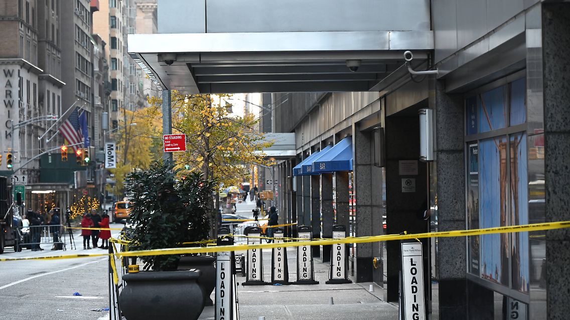Absperrband vor dem Hilton-Hotel in New York.