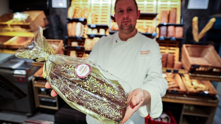 Der Bäckermeister Andreas Hermisch mit einem Dubai-Stollen.