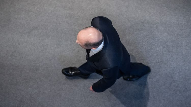 Scholz betritt das Bundestagsplenum - noch als amtierender Kanzler.