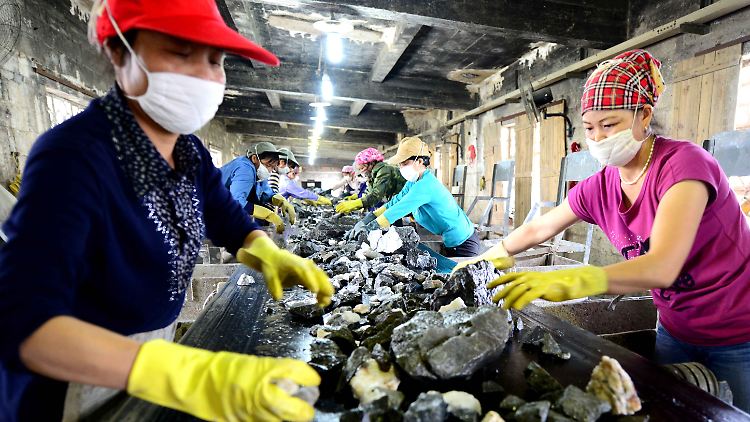Chinesische Fabrikarbeiterinnen überprüfen Wolframhaltiges Erz. Wolfram wird unter anderem zur Herstellung panzerbrechender Munition verwendet.
