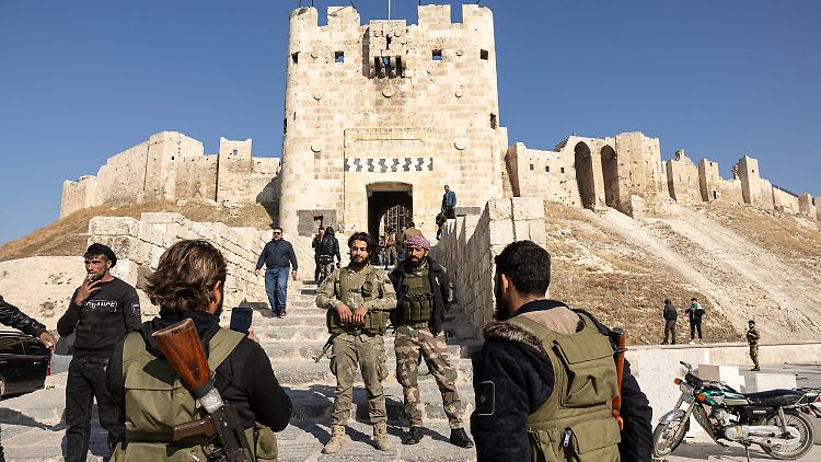 Rebellen der Gruppe HTS haben vor wenigen Tagen die Kontrolle über Aleppo im Nordwesten Syriens übernommen. 