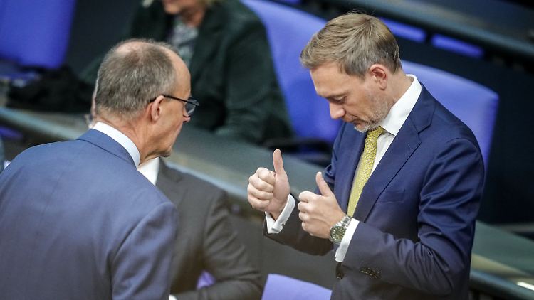 Christian Lindner (r.) im Bundestag mit Friedrich Merz. 