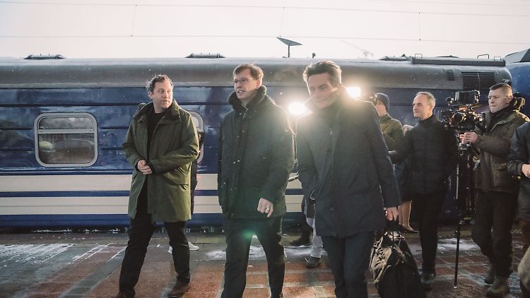 Mützenich (mit der Tasche in der Hand) hatte die Ukraine im März 2023 besucht - unter anderem mit seinem Parteivorsitzenden Lars Klingbeil (l.).