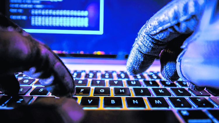 Der Teenager saß einfach in seinem Kinderzimmer am Computer.