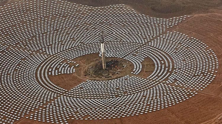 Luftaufnahme des Solarkraftwerks Ouarzazate in Marokko.