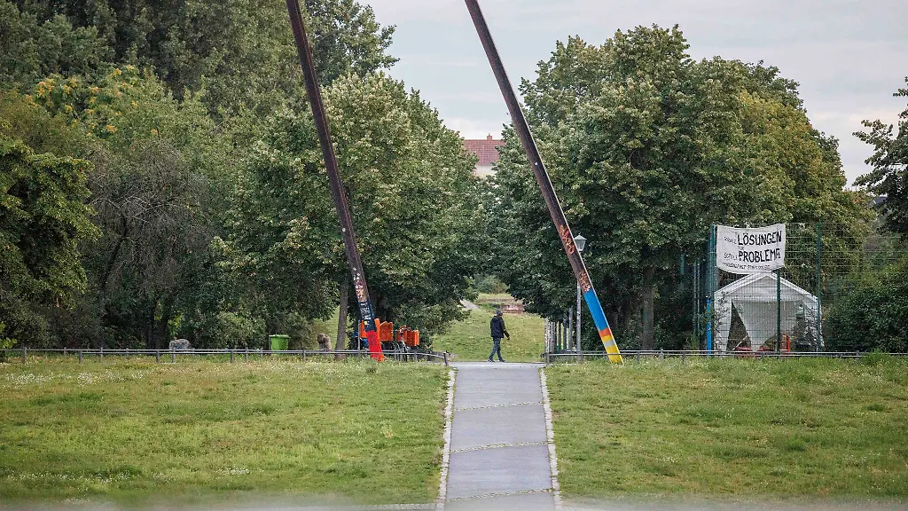 Ein-Mann-geht-am-fruehen-Morgen-durch-den-Goerlitzer-Park-im-Stadtteil-Kreuzberg
