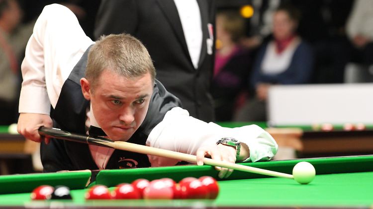 Stephen Hendry wurde 1985 mit 16 Jahren Snookerprofi. Fünf Jahre später gewann er als jüngster Profi aller Zeiten den ersten von sieben WM-Titeln. Es ist einer von zahllosen Snooker-Rekorden, die der Schotte noch immer hält.