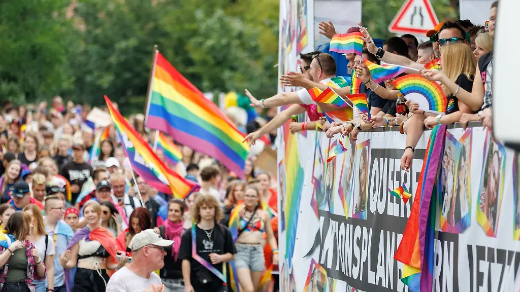 Zahlreiche-Menschen-nehmen-an-einer-CSD-Demonstration-im-Rahmen-der-Nuernberger-Prideweek-teil