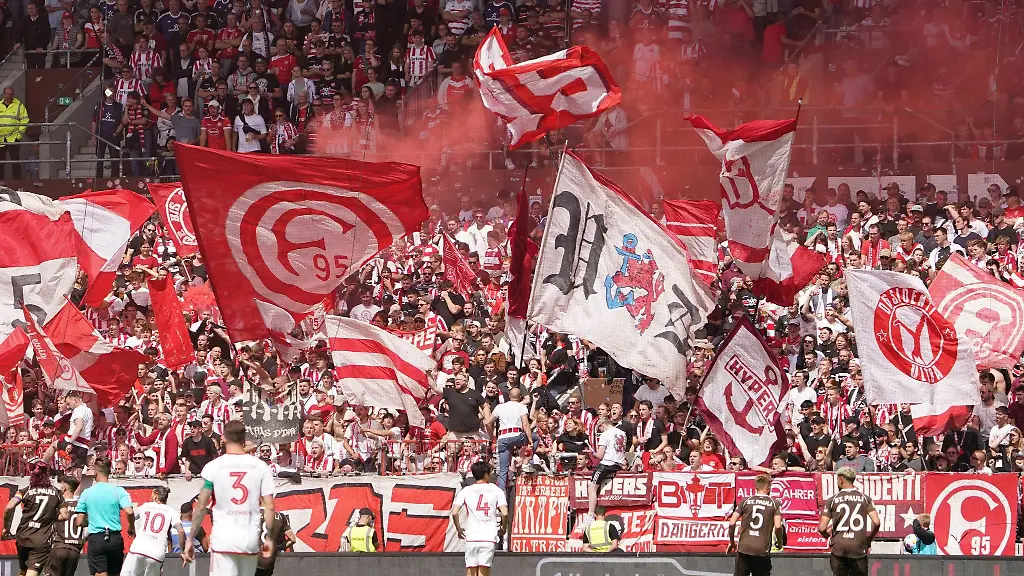 Duesseldorfs-Fans-brennen-auf-der-Tribuene-Feuerwerkskoerper-ab