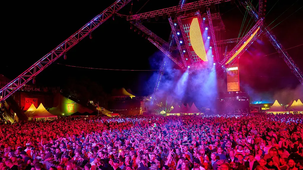 Raver-tanzen-auf-vor-der-Hauptbuehne-des-Technofestivals-Nature-One