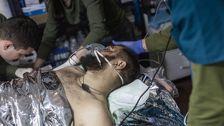 Ukrainische Sanitäter versorgen ukrainische Soldaten, die bei Kämpfen bei Pokrowsk verwundet wurden. Der Einsatz von Breitbankantibiotika kann lebensrettend sein.
