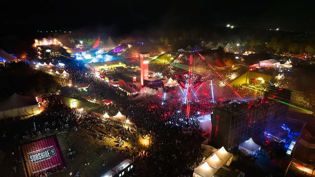 Raver-tanzen-auf-dem-Gelaende-des-Technofestivals-Nature-Onen