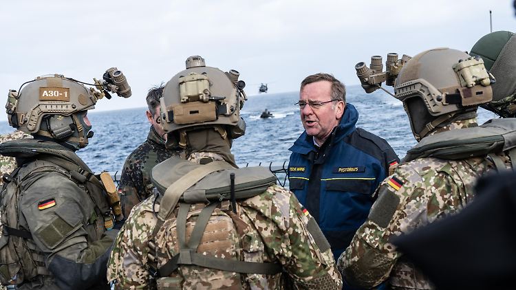 Pistorius während seines Besuchs bei der Marine. 