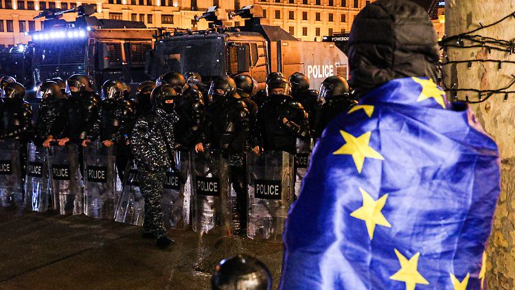 In Georgien gehen aktuell Tausende proeuropäische Demonstranten auf die Straße.